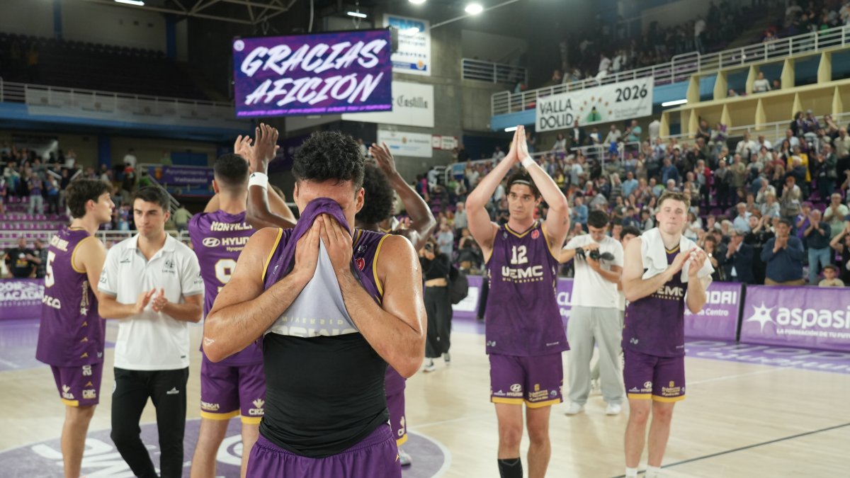 Los jugadores del UEMC se despiden tristes de la afición tras caer eliminados a las primeras de cambio.