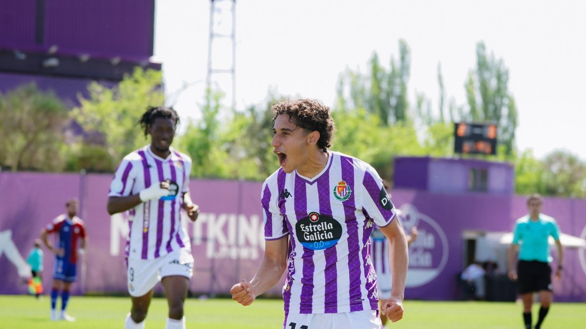 Riki celebra su gol al Langreo, con Brain al fondo.