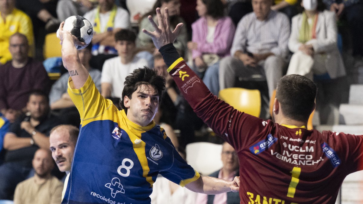 Oliveira arma el brazo ante el portero del Caserío Giovagnola.