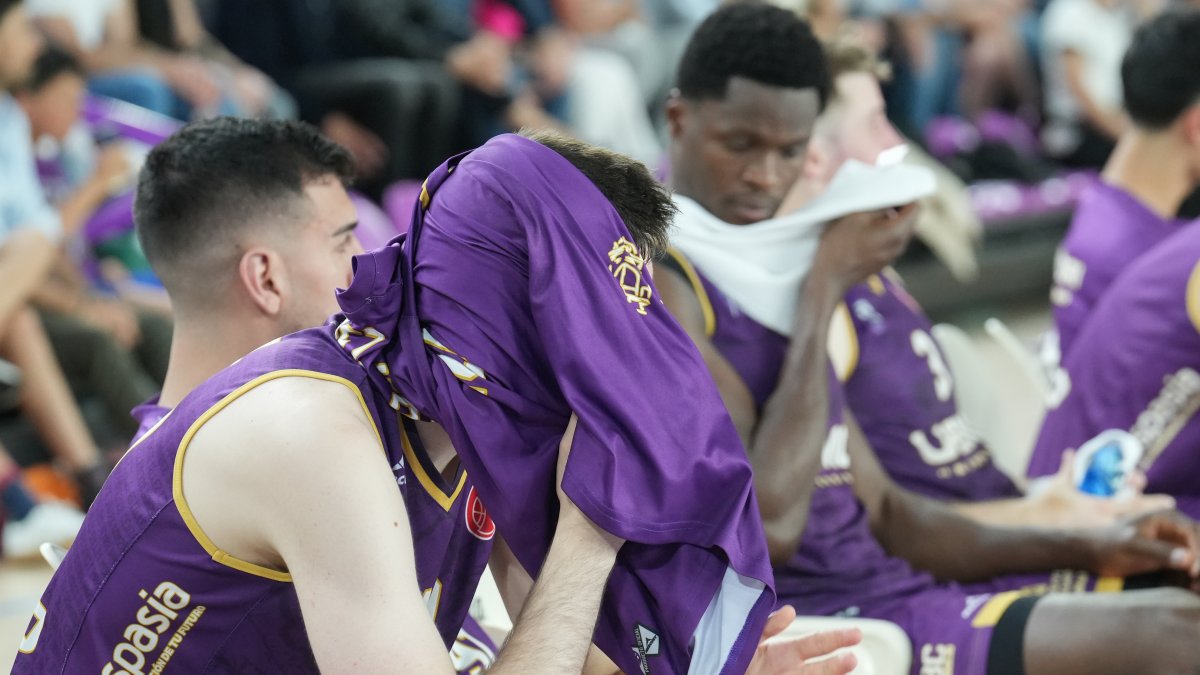 Muestra de desolación en el banquillo del UEMC Baloncesto Valladolid tras la eliminación.