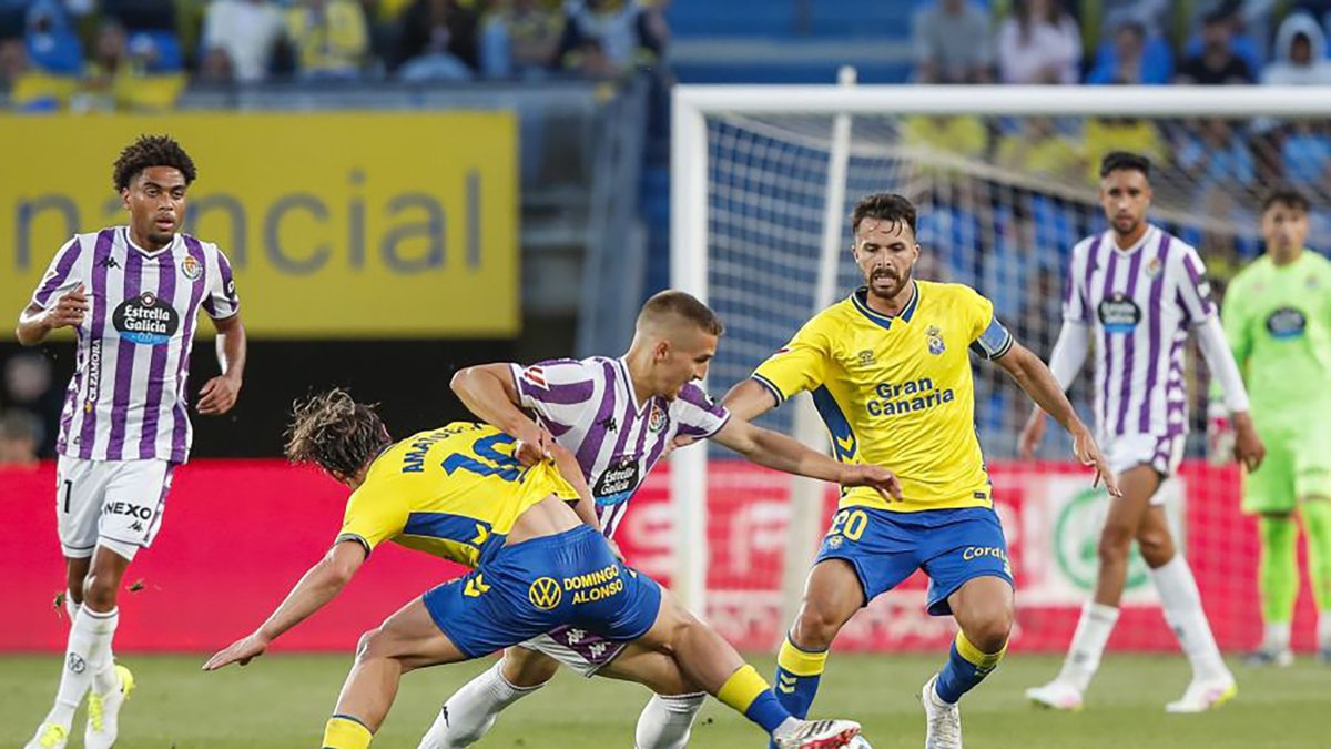 El extremo croata Biuk lucha por la posesión del balón con el mediocentro italiano Amatucci.