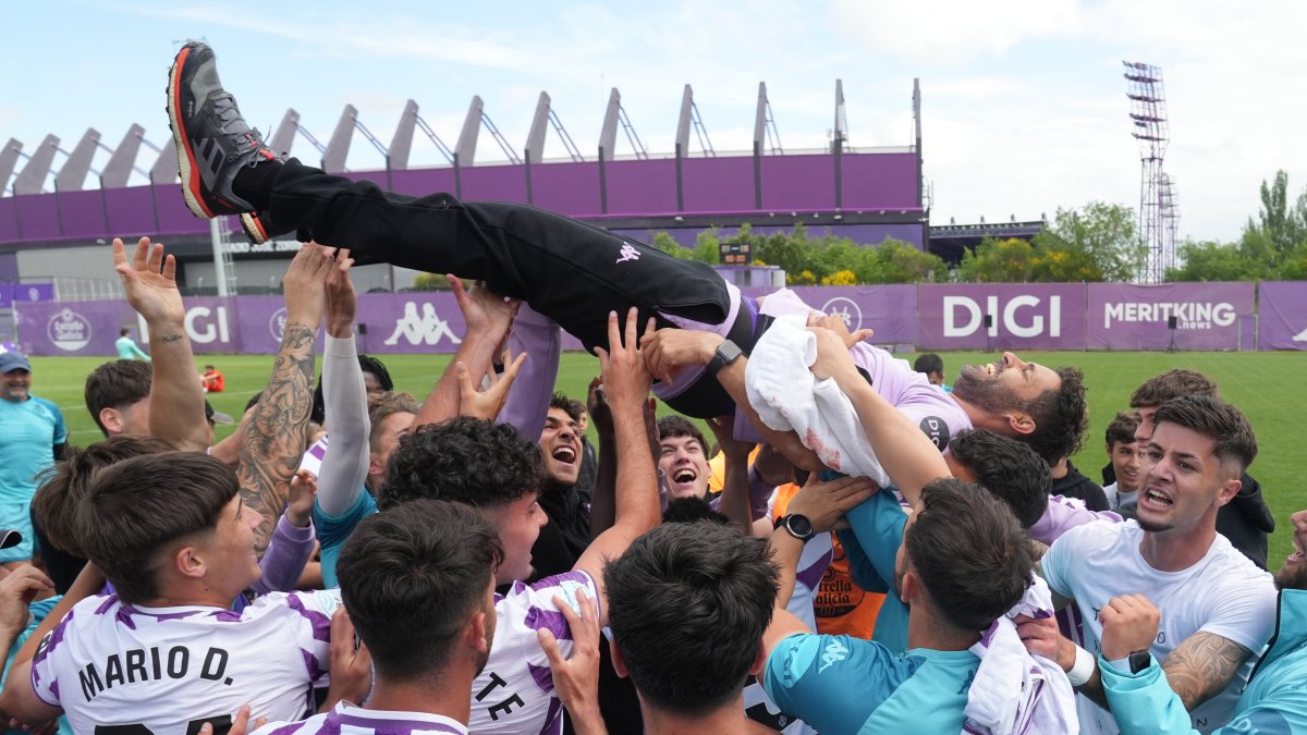 Jugadores del Promesas mantean a Javi Baraja.