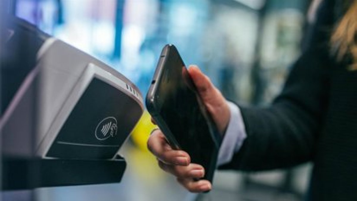 Una persona pagando con el sistema 'contactless'