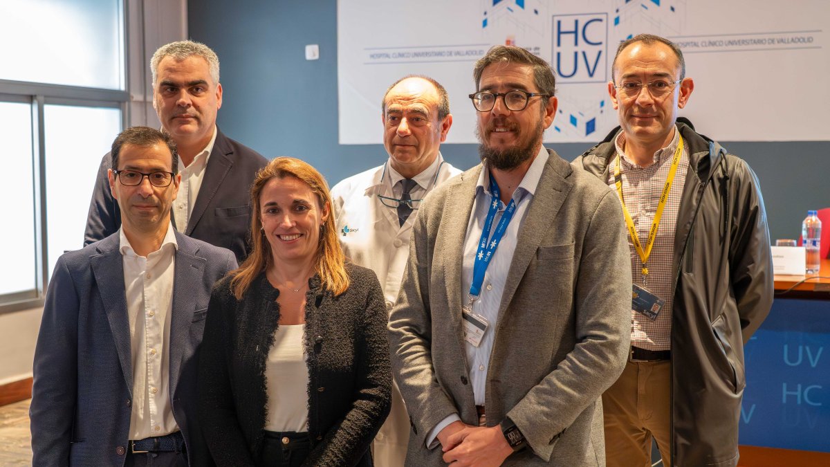 El gerente del Hospital Clínico Universitario de Valladolid, José Antonio Arranz Velasco, junto a representantes de los servicios clínicos relacionados, informa de la participación del centro hospitalario en dos ensayos clínicos internacionales en tratamiento del cáncer de próstata