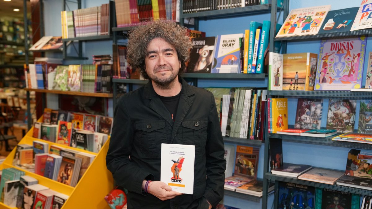 Rodrigo Garrido Paniagua posa junto a su nuevo poemario.