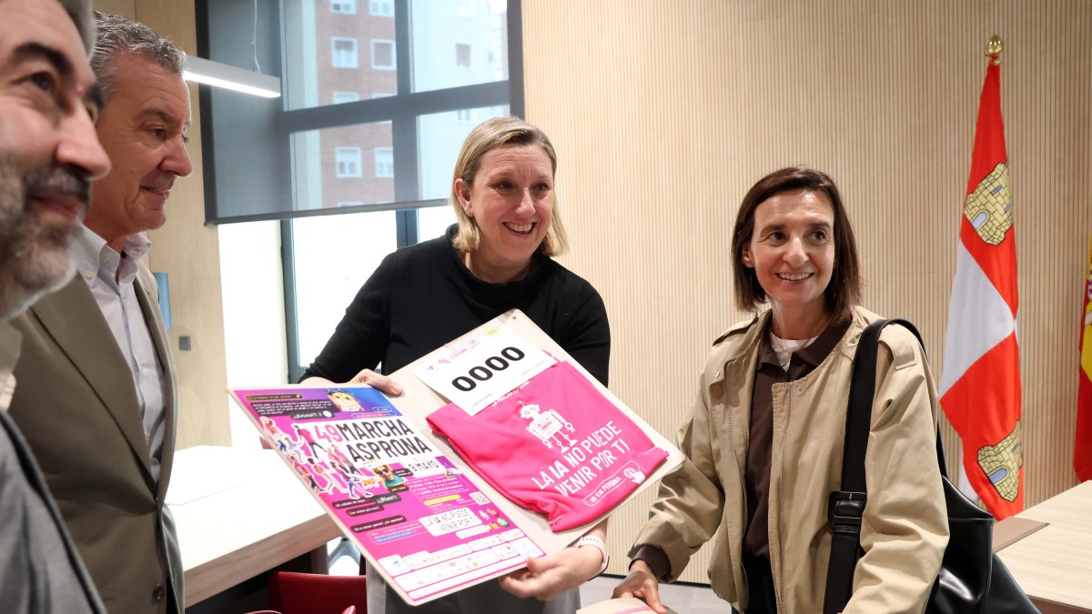 La vicepresidenta de la Junta, Isabel Blanco recibe el dorsal para participar en la Marcha de Asprona de Valladolid