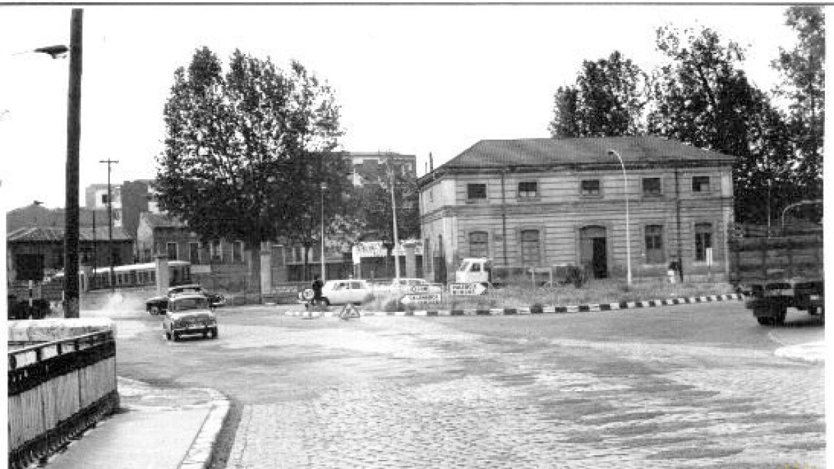 Vista de la plaza de San Bartolomé hacia la avenida de Gijón antes de los años 70.