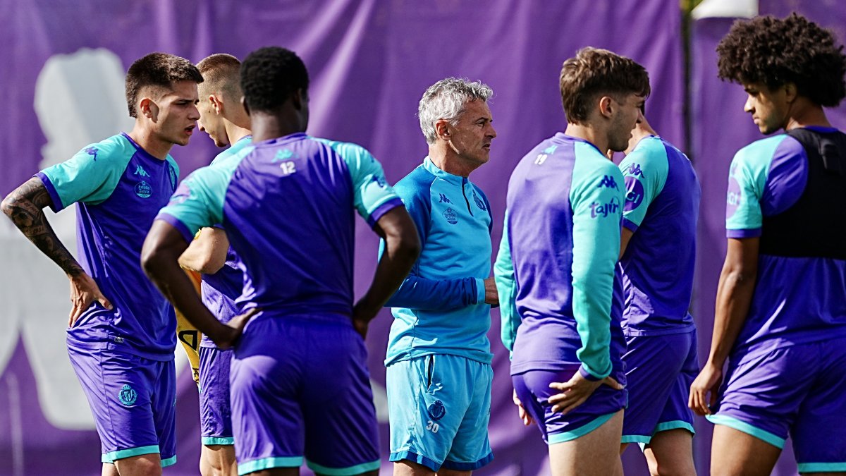 Escribá, rodeado por jugadores durante el entrenamiento vespertino del martes a puerta abierta.