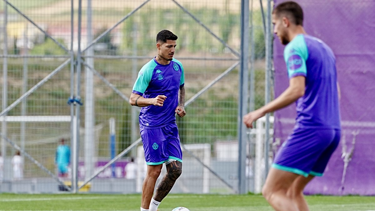 Marcos André, con el balón en los pies durante el entrenamiento del martes, junto a Tomeo.