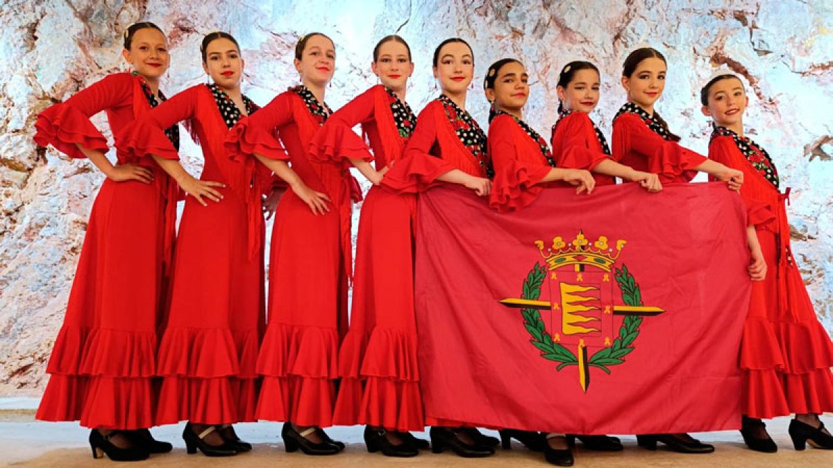 Grupo de bailarinas de la escuela de Danza y Flamenco Castilla
