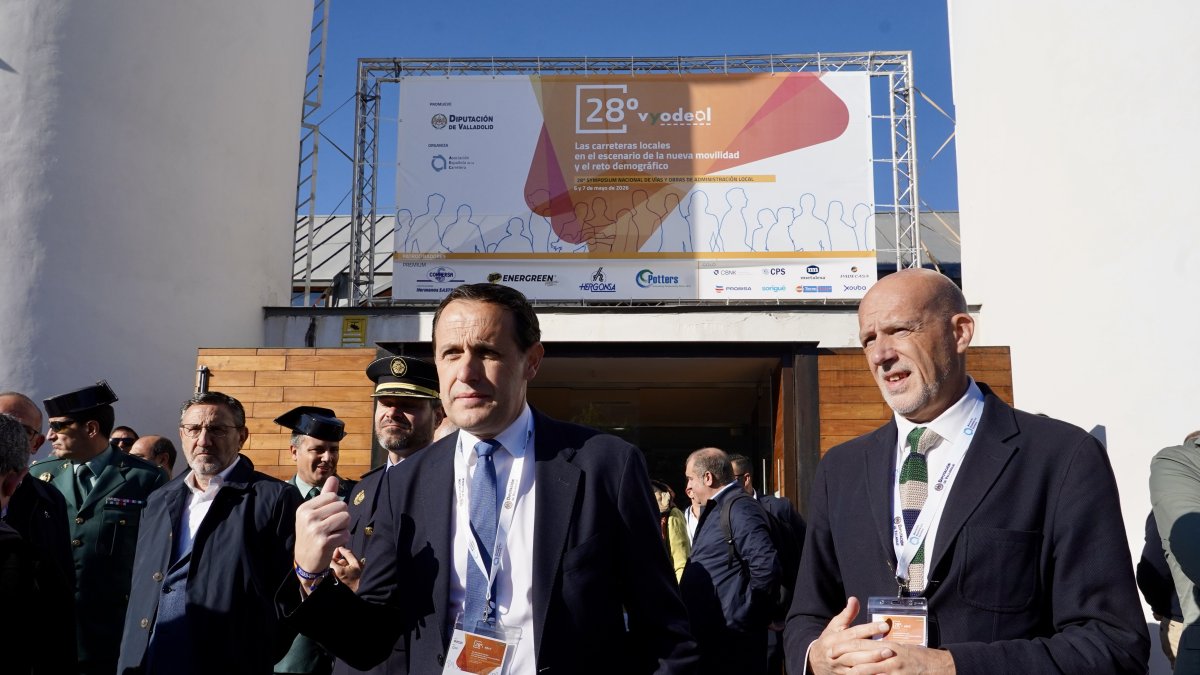 El director general de la Asociación Española de Carreteras Jacobo Diaz Pineda y el presidente de la Diputación de Valladolid, Conrado , en la inauguración del Symposium Nacional de Vías