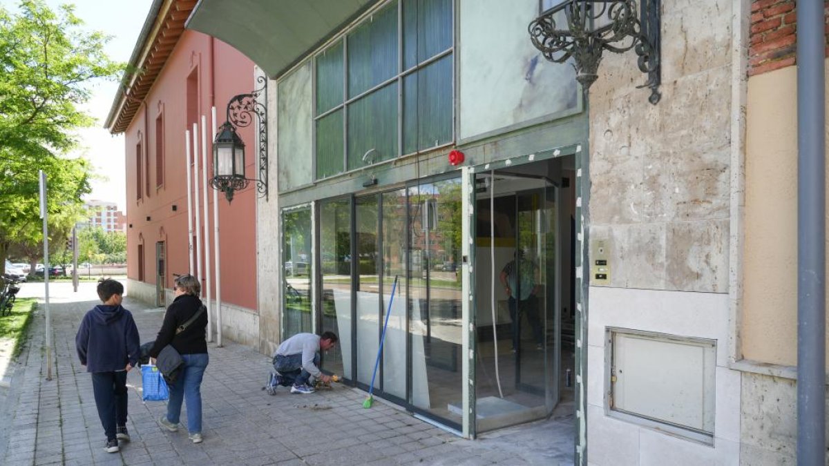 Un obrero da uno de los últimos retoques del antiguo Marqués de la Ensenada de Valladolid.