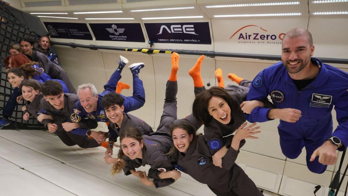 lLos astronautas ESA Pablo Álvarez y Sara García y 30 estudiantes participan en un vuelo parabólico en la Base Aérea de San Javier con el programa 'Astronauta por un día'