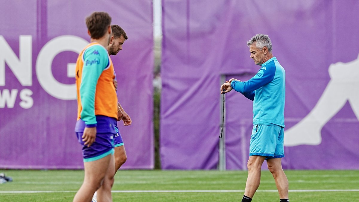 Escribá, a la derecha, mira su cronómetro el martes, durante el entrenamiento Real Valladolid a puerta abierta.