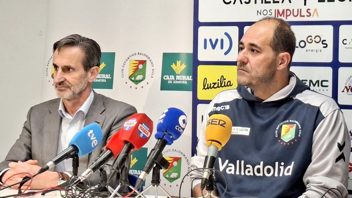 Javier Rujas junto a Juan Ignacio Hernández en su presentación.