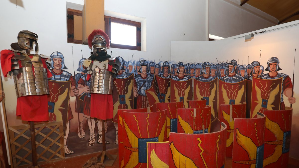Aula didáctica sobre la sociedad civil romana con recreaciones del mundo militar romano.