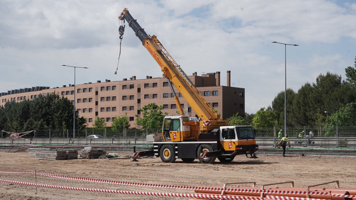 Obras del nuevo aparcamiento para vehículos pesados en la calle Topacio de Valladolid.
