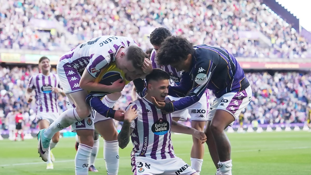 El Real Valladolid celebra el 2-0 logrado por el joven Carvajal ante el Zaragoza nada más entrar al terreno de juego.