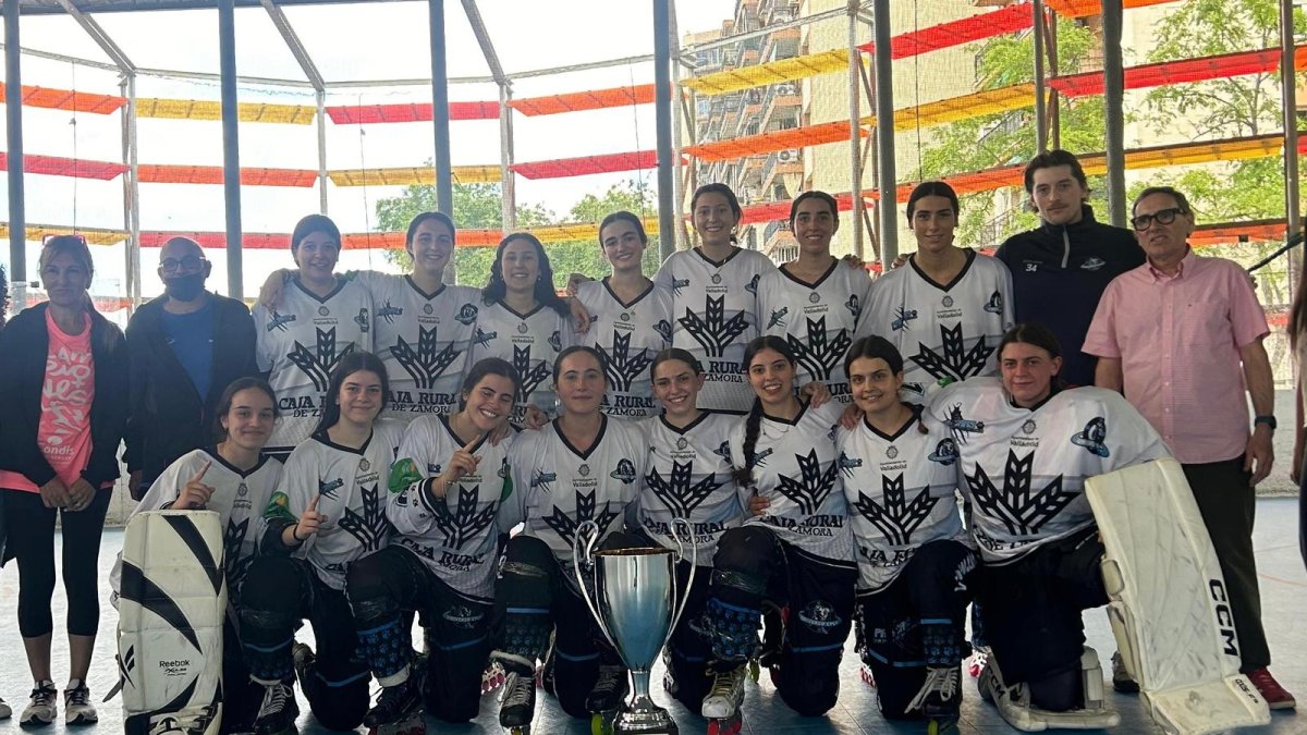 Caja Rural Panteras posa con la copa de campeón de Liga femenino.