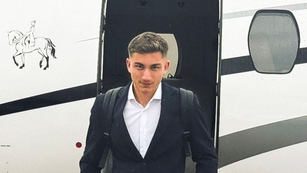 Chuki, saliendo del avión privado en Bremen.
