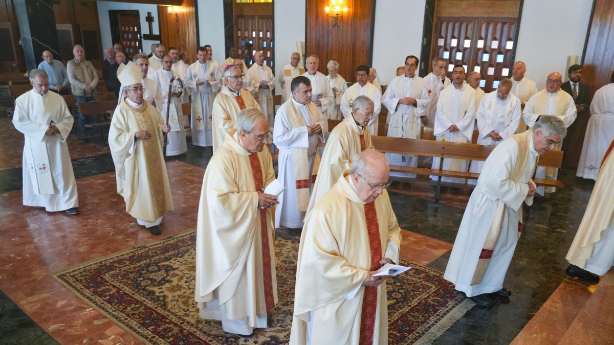 Los sacerdotes homenajeados en el Seminario de la Diócesis de Valladlid con el Arzobispo Argüello.