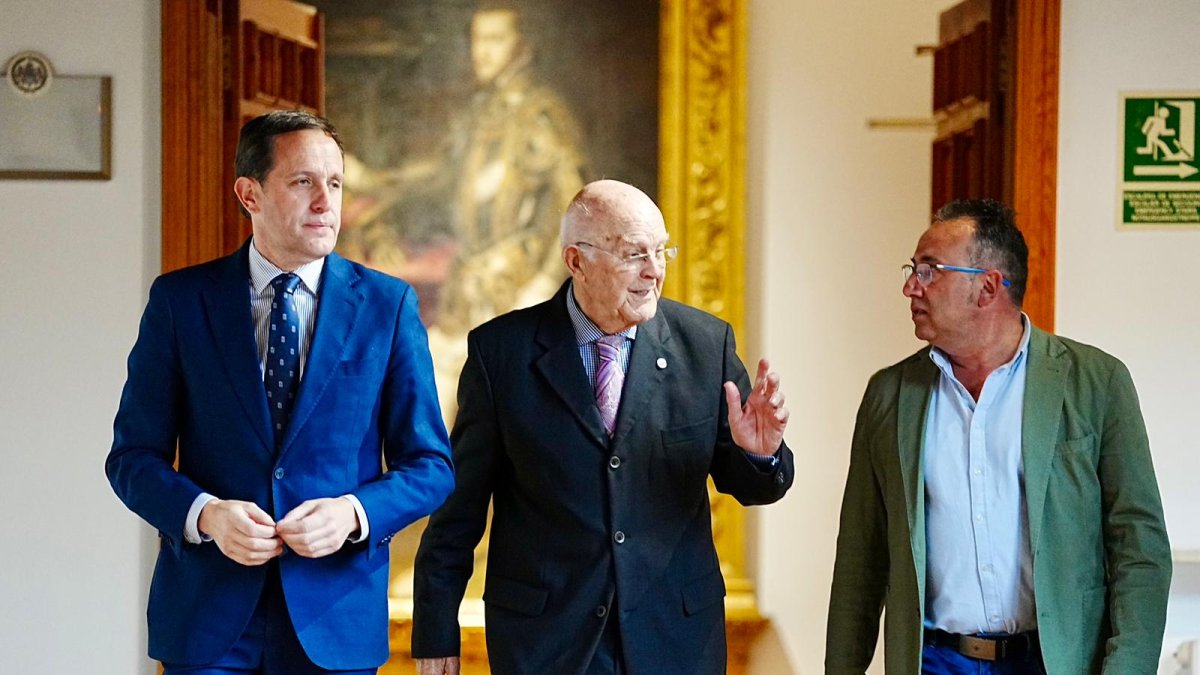 El presidente de la Diputación de Valladolid y el presidente de la Fundación Banco de Alimentos en el acto de renovación del convenio de colaboración