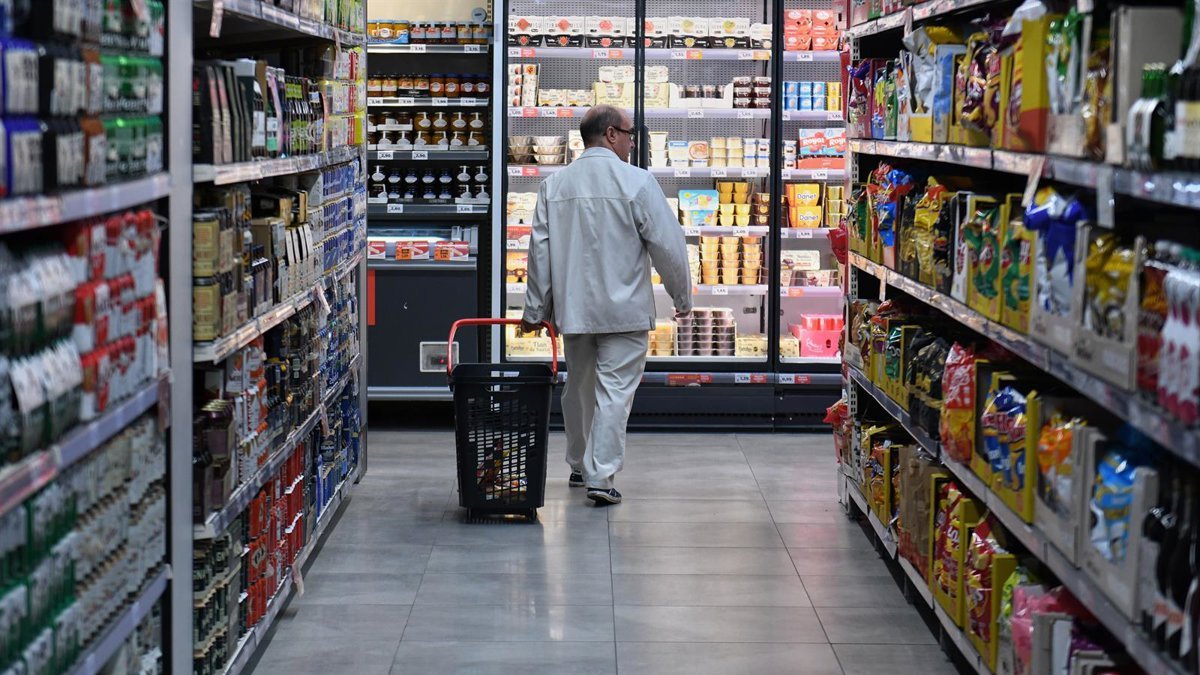 Una persona que realiza la compra
