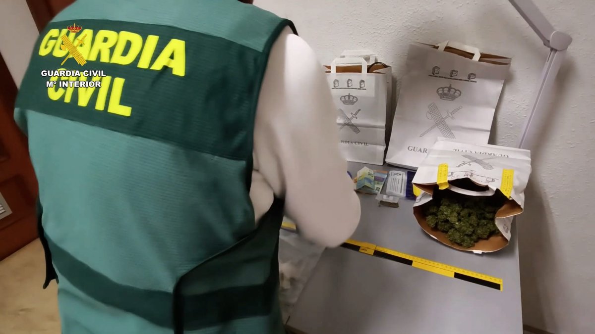 Guardia Civil incautando la droga.