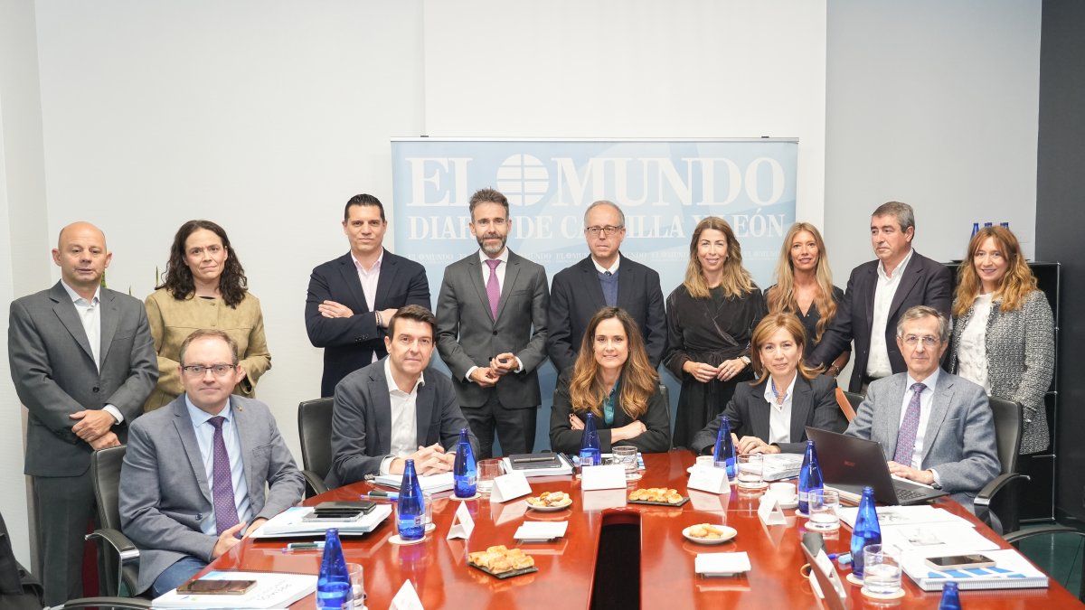De pie: Pablo Gómez (director de la Fundación Intras), Elisa Gutiérrez (directora de instituciones de Caixabank), Raúl Grande (responsable Enterprise Vodafone), David García (rector de la UEMC), José Mateos (vicerrector de Investigación de la USAL), Sandra Martínez (directora general adjunta de Iberaval), Silvia Herrero (directora de comunicación de Iberdrola), Pablo Lago (director de El Mundo de Castilla y León) y Alicia Iglesias. Sentados: Félix Barrio (director general de Incibe), Vicente Ruiz (director adjunto de El Mundo), Adriana Ulibarri (editora de El Mundo de Castilla y León), Rosa Cuesta (directora de Política Económica y Competitividad de la Junta), Alberto Caballero (director gerente de la Fundación del ICSCyL)