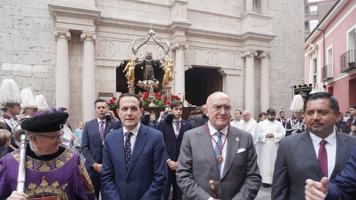 El alcalde de Valladolid, Jesús Julio Carnero, participa en la ofrenda floral y la posterior procesión junto a Conrado Íscar