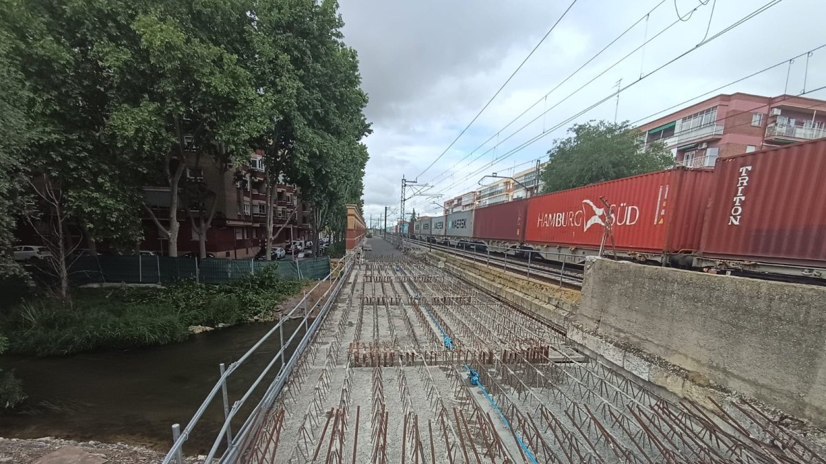 Plataforma colocada sobre el río Esgueva para la tercera vía