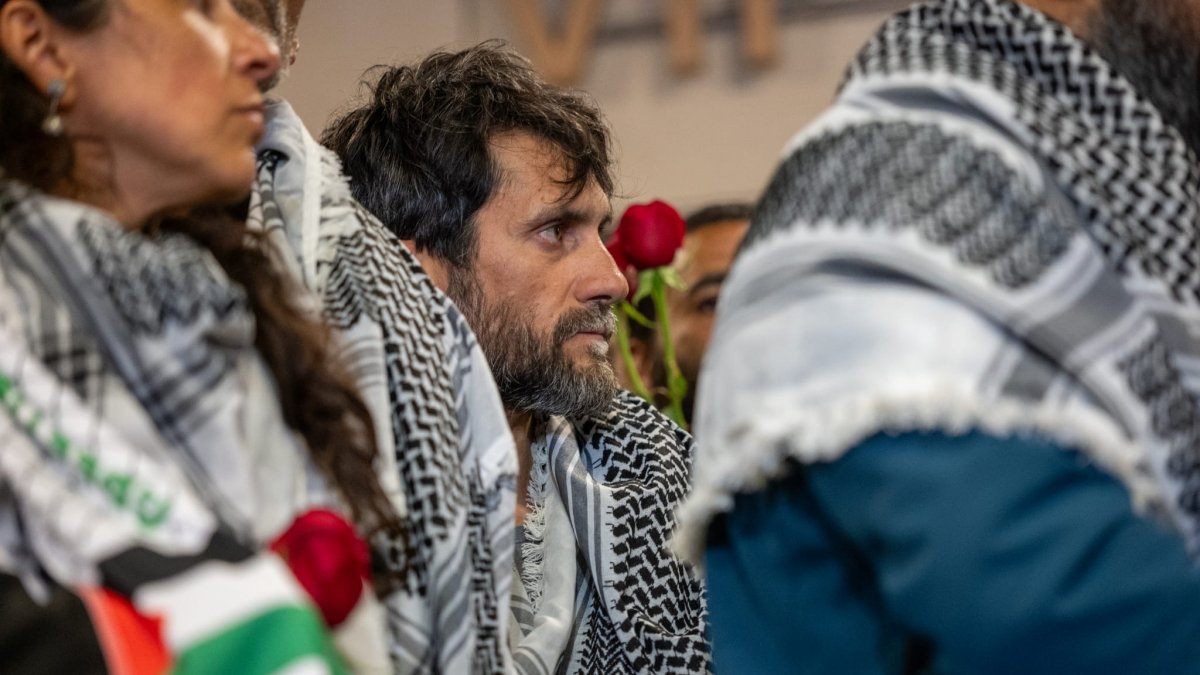Salim Malla. junto a otros miembros de la flotilla, tras ser liberado por Israel.