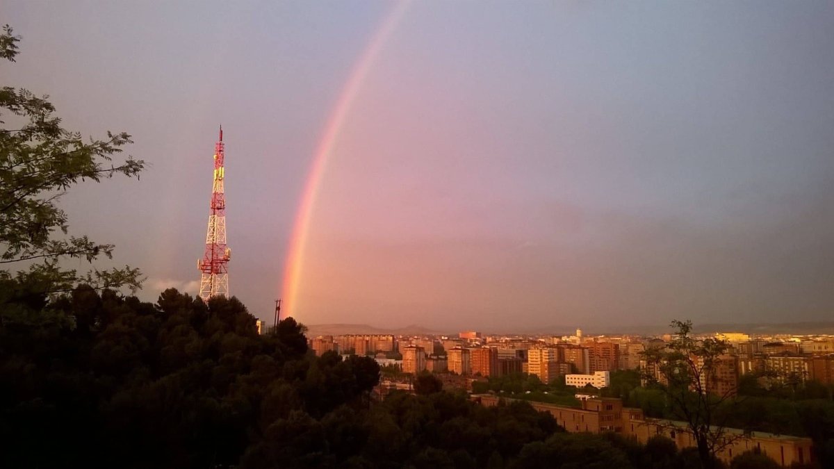 Un arcoíris sobre el skyline de Valladolid desde el Cerro de las Contiendas, uno de los miradores más espectaculares de la ciudad.