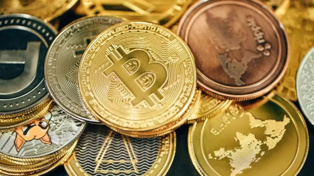 La estafa, según la Policía, consistió en invertir en criptomonedas.