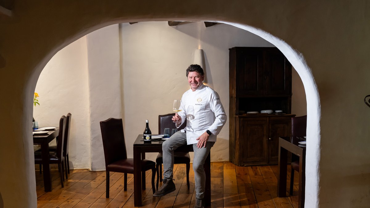 Javier Simal, empresario y propietario del restaurante Llantén, en el interior de uno de los comedores. Destaca su arquitectura minimalista, con tonos blancos.