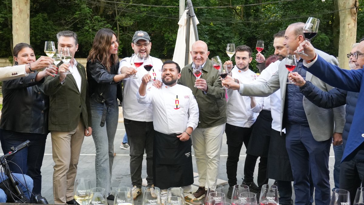Cita gastronómica 'Vinos + Tapas' en la Acera de Recoletos de Valladolid.