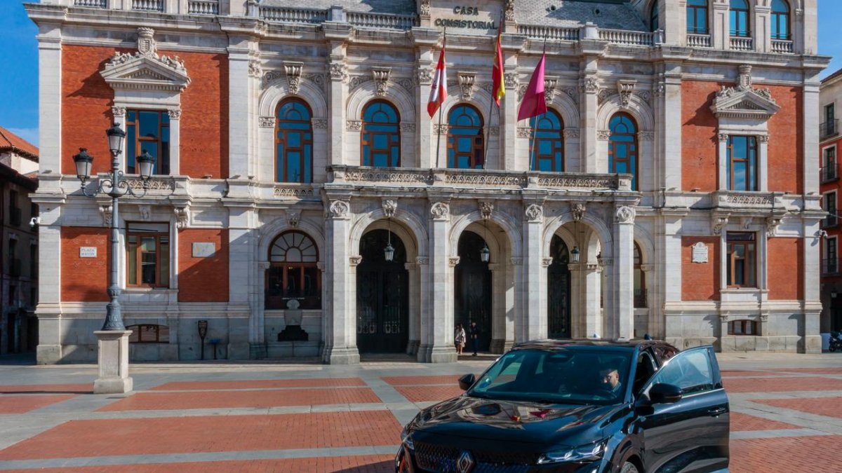 Un coche en la plaza Mayor de Valladolid.
