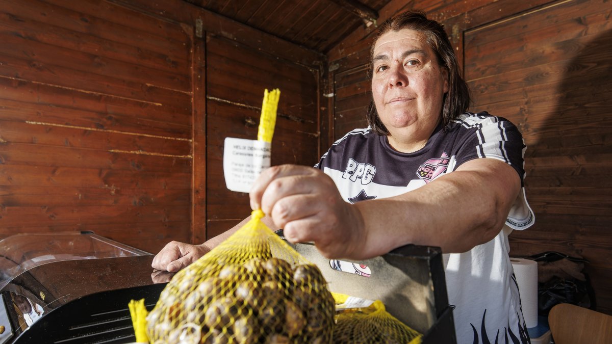 Irene Fernández posa orgullosa con sus caracoles en el mercado de productores de la Feria de Lerma.
