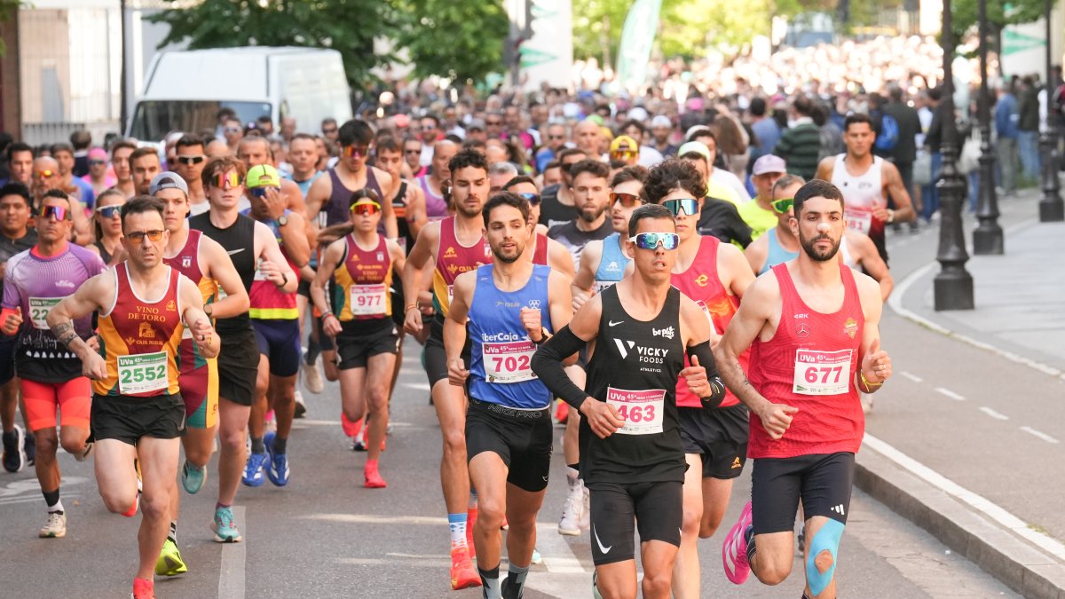 Cabeza de carrera tras la salida de la 1/2 media Maratón Universitaria 2026.