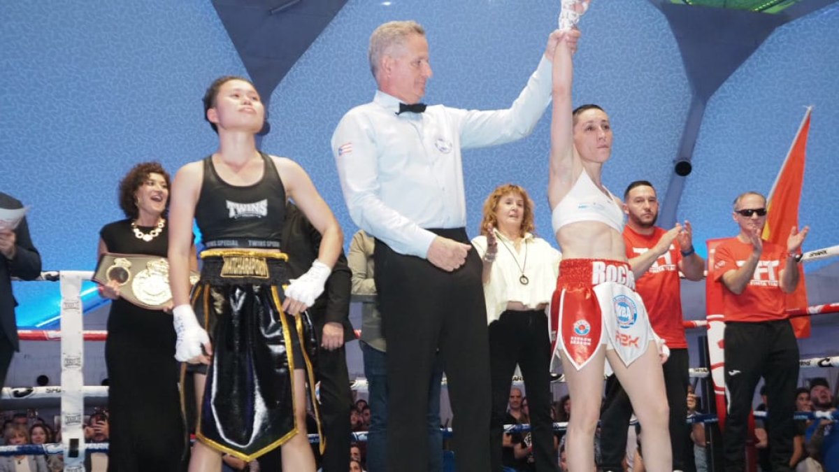 Isa Rivero, campeona del mundo en peso átomo en Valladolid ante Watcharaporn Namphon.