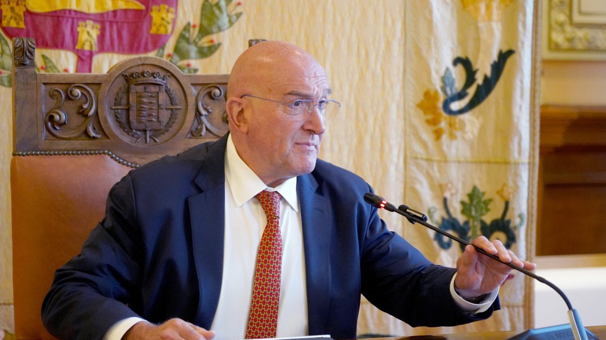 El alcalde de Valladolid, Jesús Julio Carnero, en la rueda de prensa.