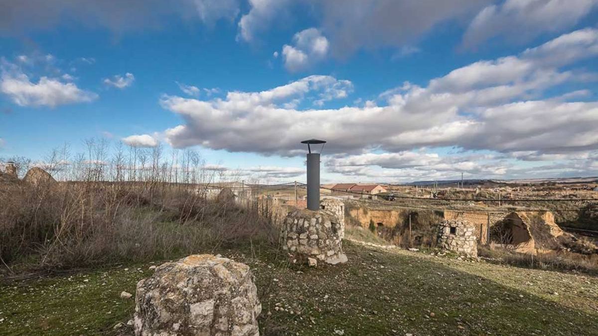 El barrio de bodegas de Mucientes conserva uno de los conjuntos de cuevas vinícolas mejor preservados de Castilla y León.