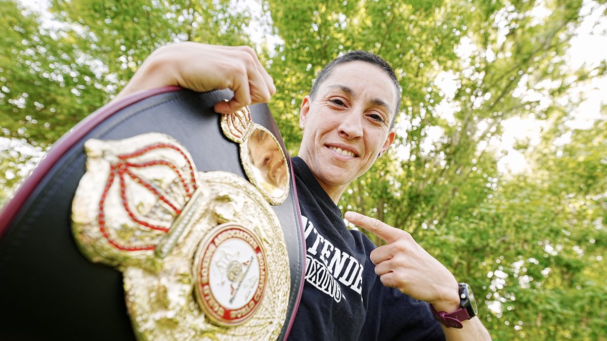 Isa Rivero posa orgullosa tras retener el cinturón de la WBA.