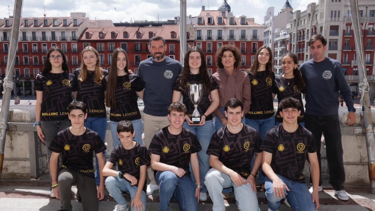 Los Rolling Lemons, en el Ayuntamiento tras ser recibidos.