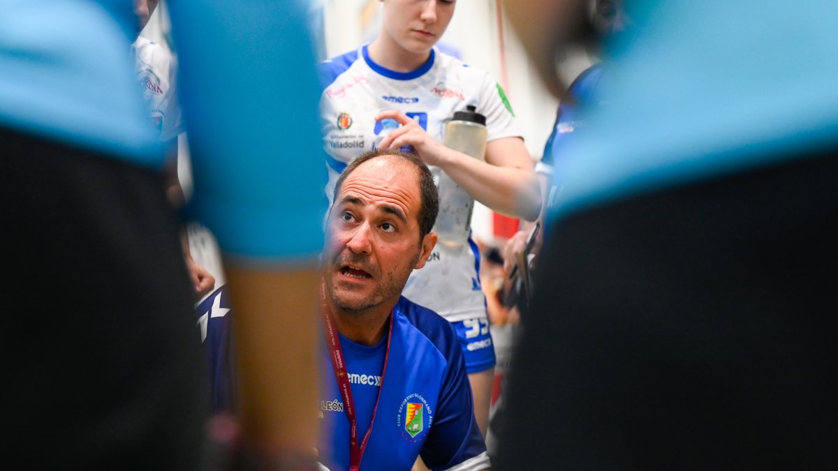Javier Rujas, pizarra en mano, durante el último partido del Aula en Lanzarote.