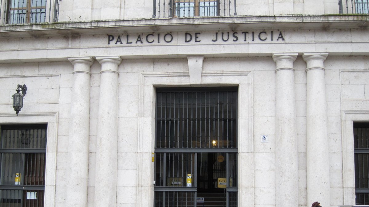 Acceso a la Audiencia de Valladolid.