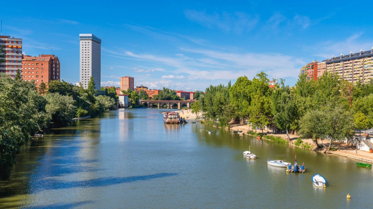 El entorno de Las Moreras y la ribera del Pisuerga forman uno de los paisajes urbanos más reconocibles y agradables de Valladolid.