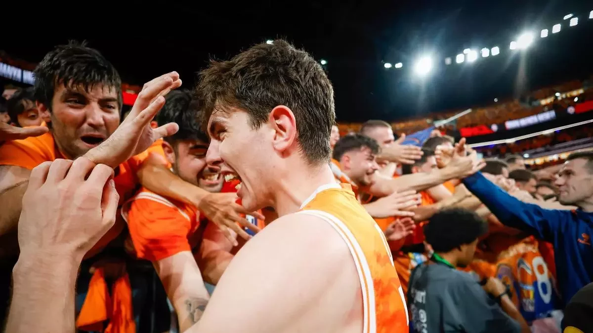 Sergio de Larrea, festejando con la afición del Valencia Basket tras el pase a la Final Four de la Euroliga.