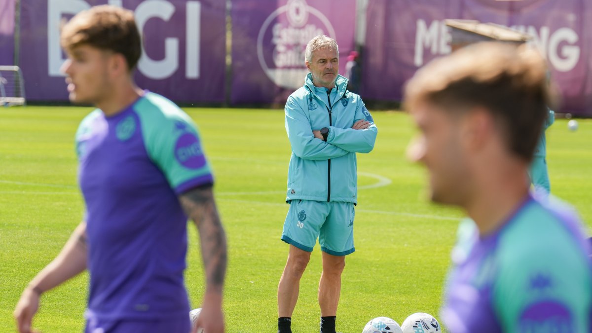 Escribá, al fondo, el martes durante el entrenamiento del Real Valladolid.