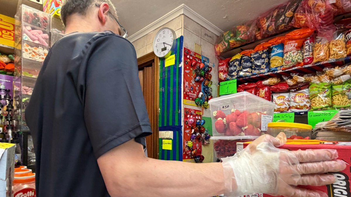 Javi en su regreso al kiosco muestra el vendaje de su mano.